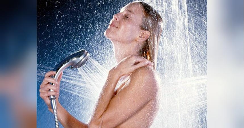 Зрелая барышня принимает прохладный душ