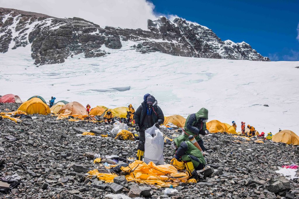Экологическая катастрофа Эвереста: бренд Bally запустил благотворительную акцию