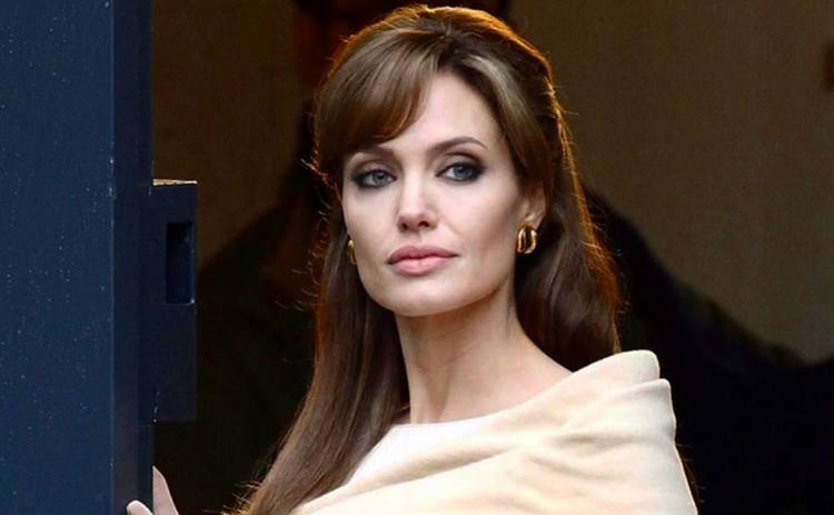 Анджелина Джоли продала картину Черчилля за 11,5 млн долларов