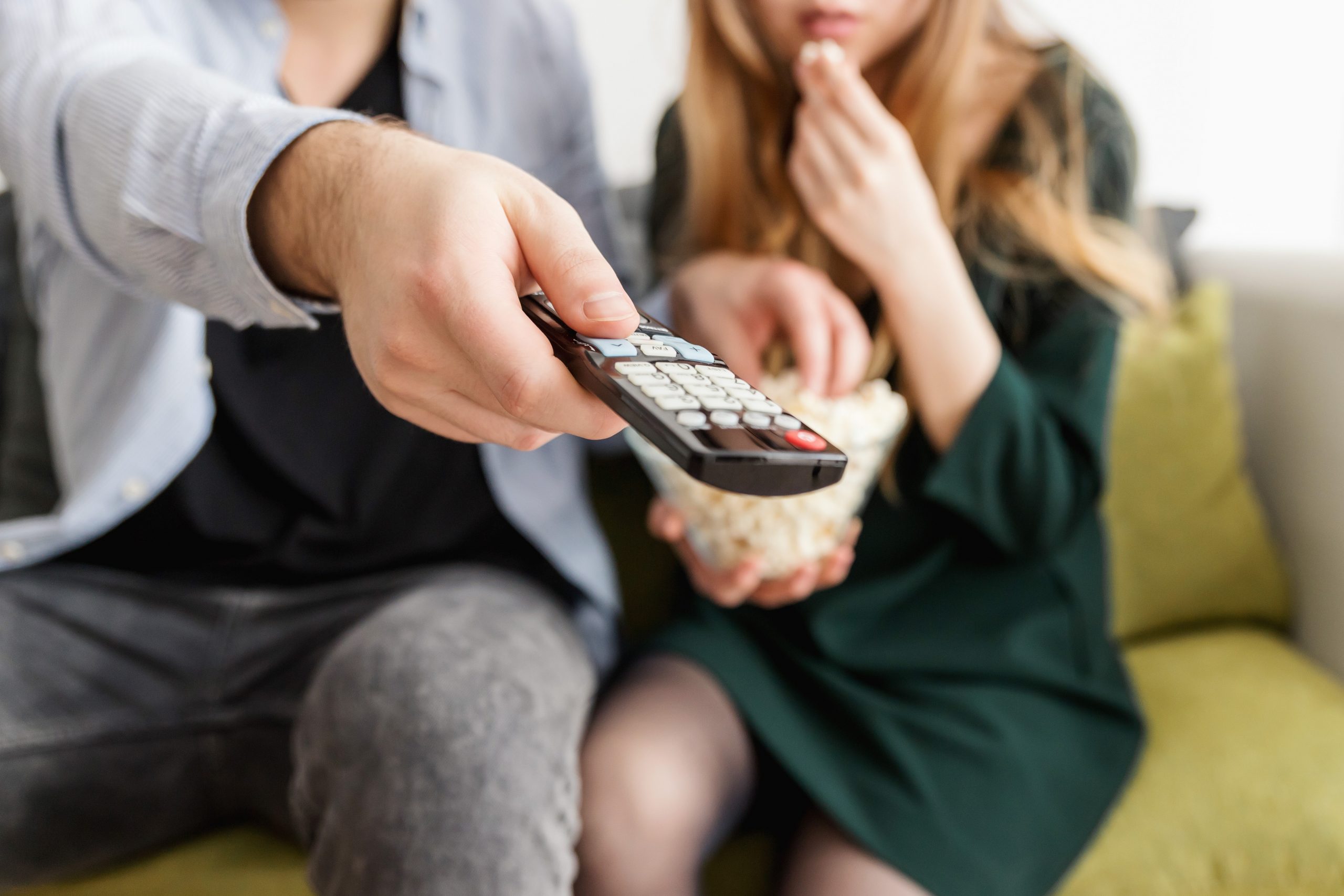 Ленивый отдых: почему просмотр телевизора принесёт пользу вашей паре?