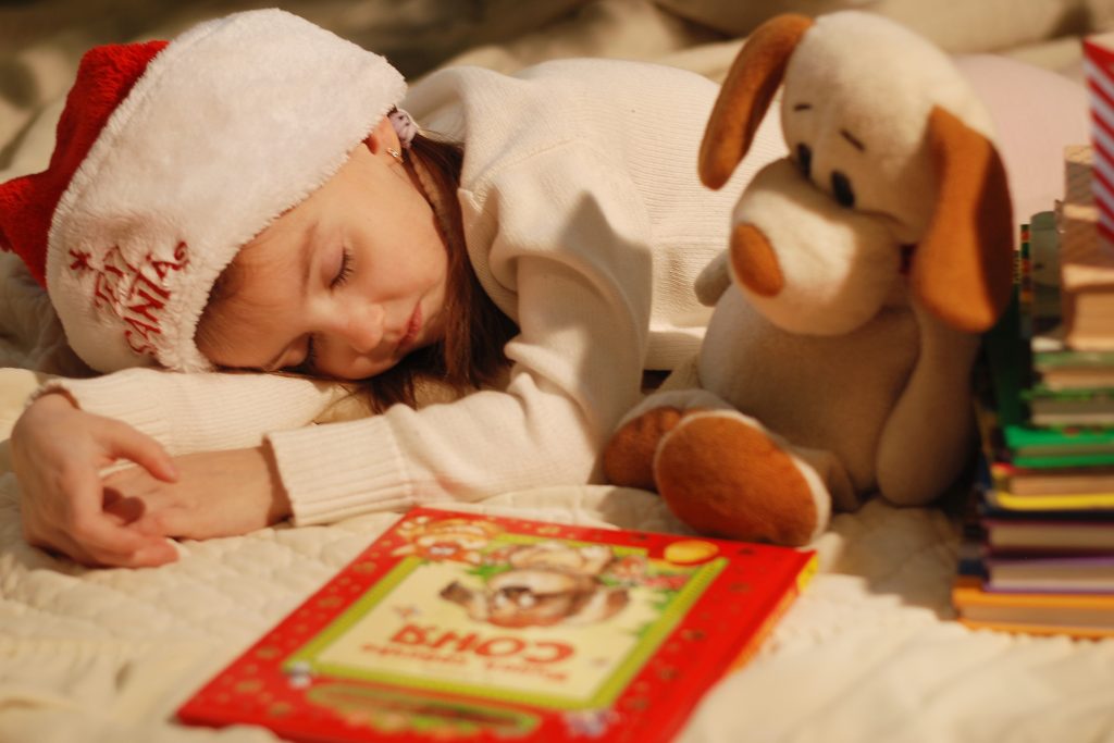 5 советов, как уложить ребенка спать в новогоднюю ночь