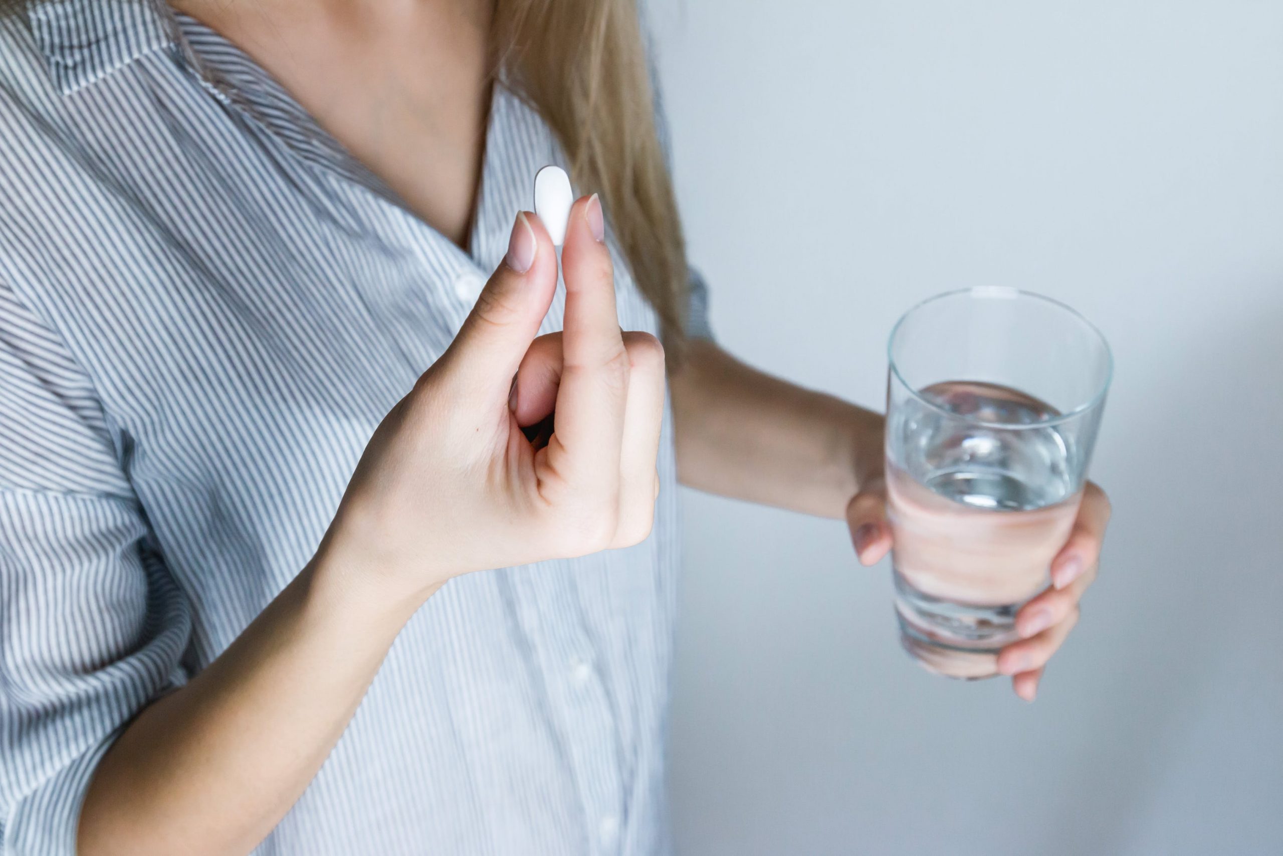 Чем грозит глотание таблетки без воды?