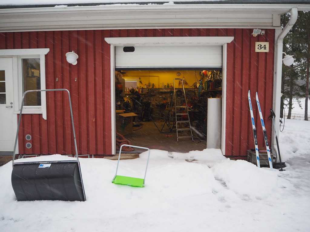 5 вещей, которые нельзя хранить в гараже зимой