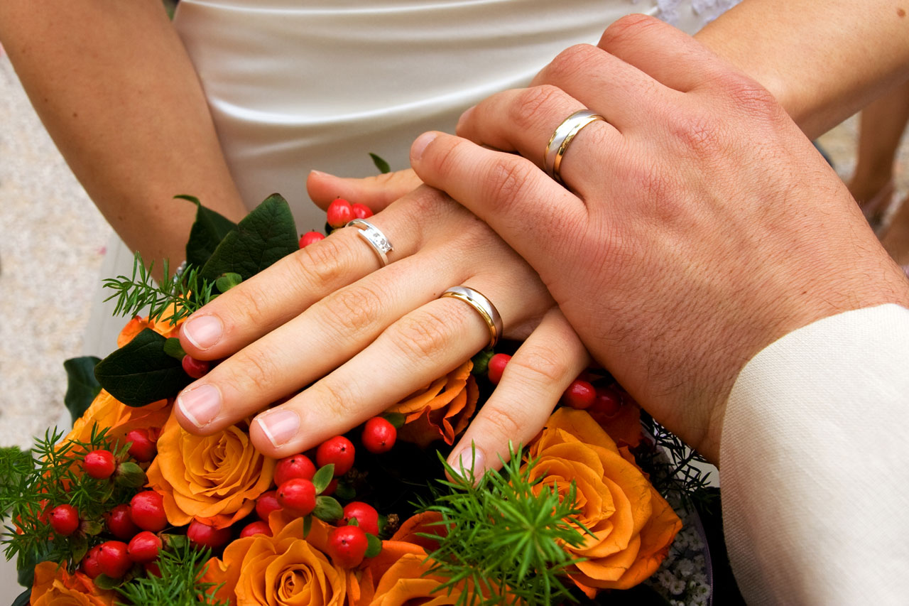 Бракосочетание руки с кольцами