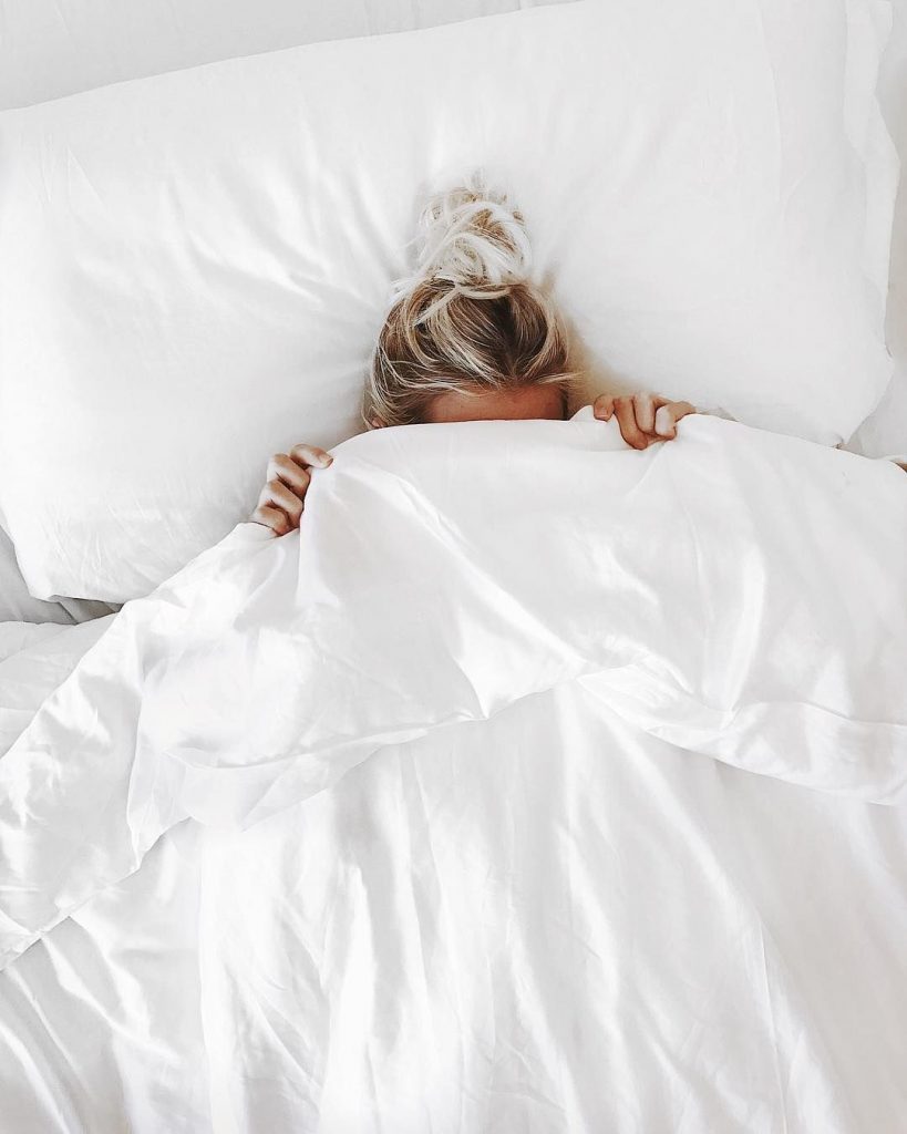 Как повысить качество сна: 4 совета, которые помогут сделать сон полезным для состояния кожи

