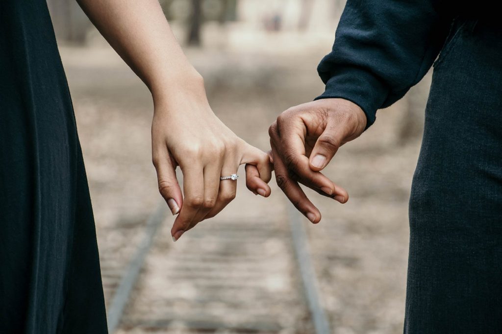Язык тела: как вы держитесь за руки с партнёром?