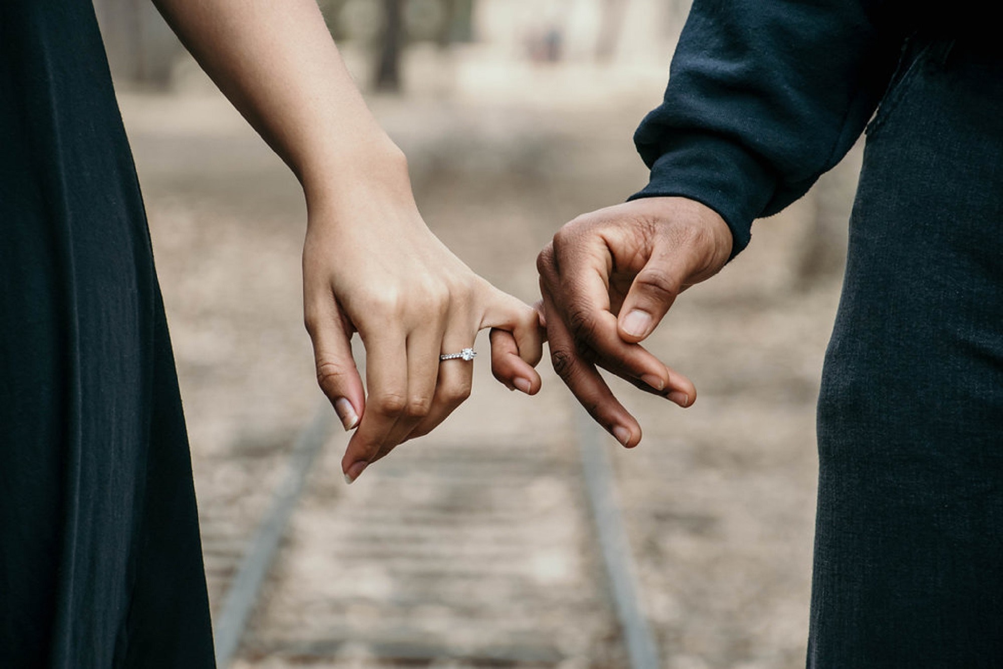 Мужчина и женщина держатся за руки