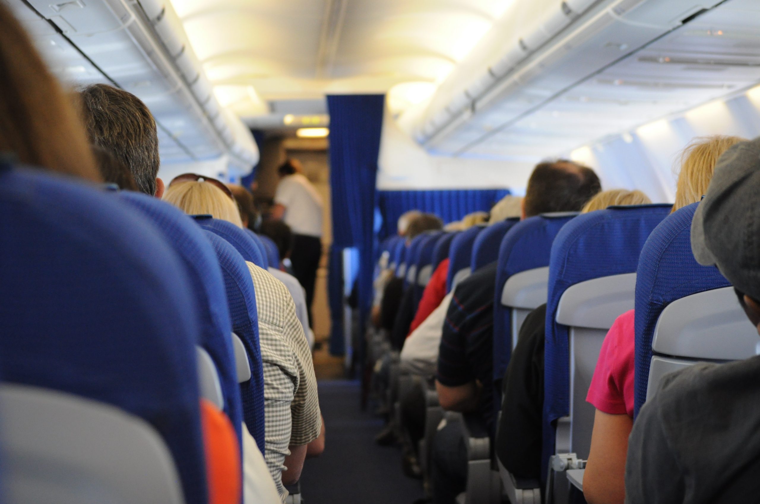 Почему пассажирские сидения в самолёте зачастую синие?