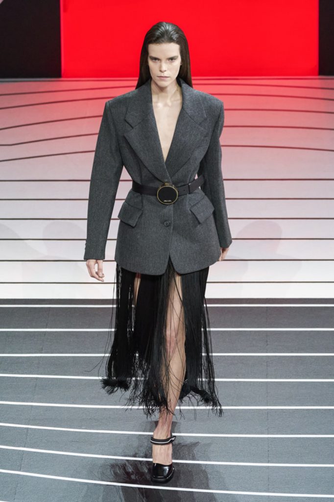 Сила и женственность: новый лозунг Prada на показе в Милане
