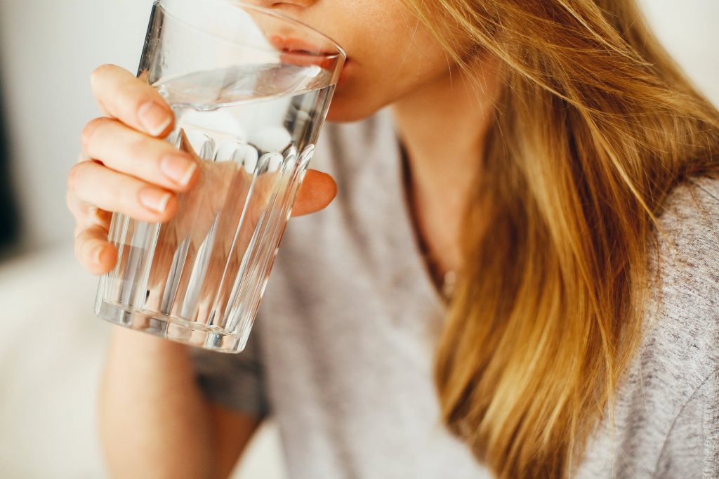 Похудение и другие причины, почему нужно пить воду перед едой