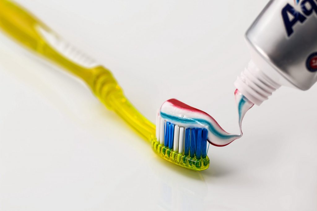 Одна распространённая ошибка, которую допускают люди при чистке зубов