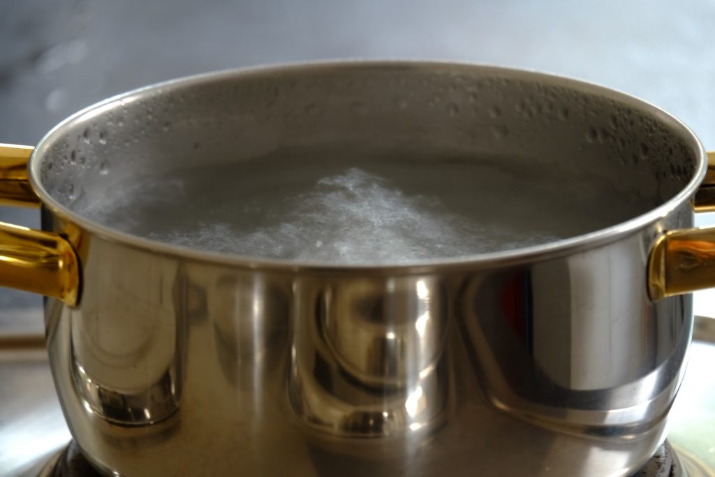 Правильно добавлять соль до или после кипения воды?