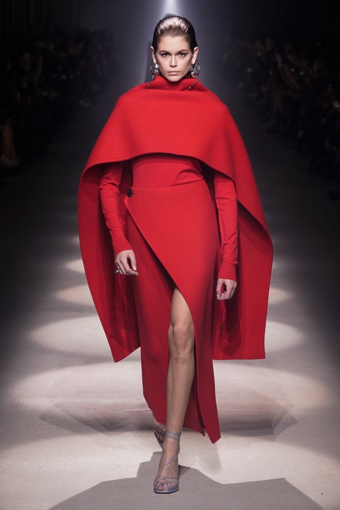 Givenchy показывают какой должна быть женщина на Неделе моды в Париже
