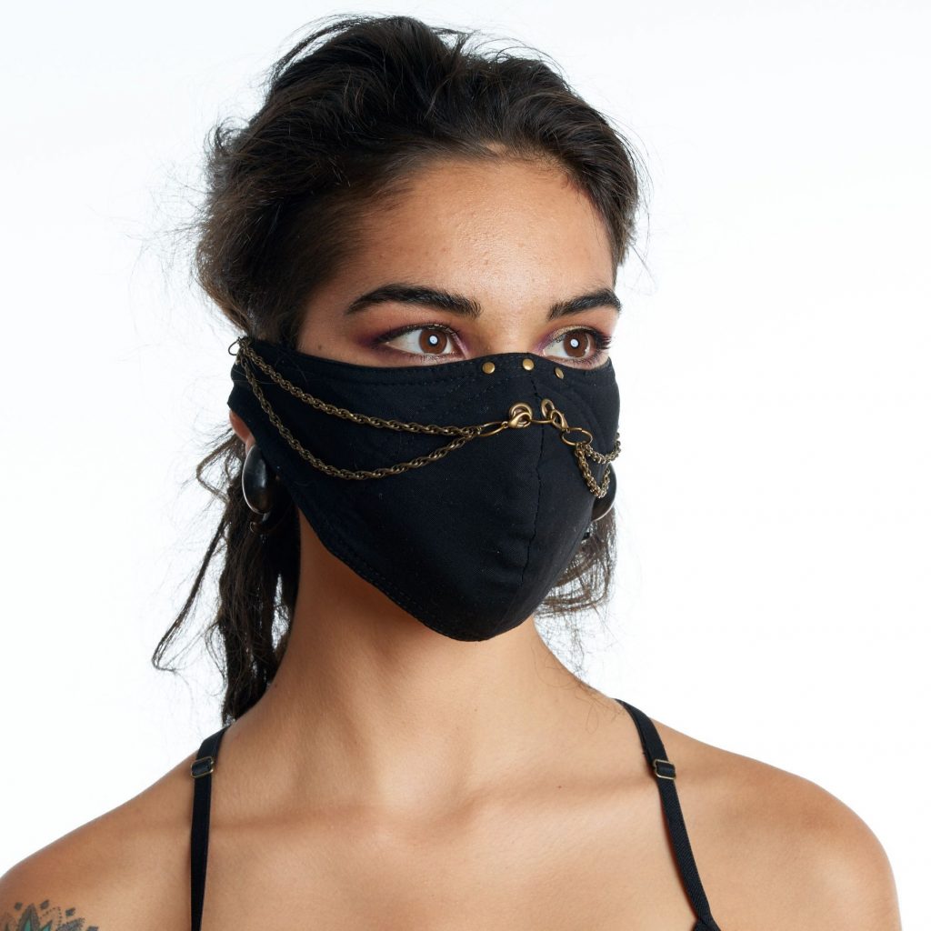 Британский совет моды призвал бренды изготавливать защитные маски 