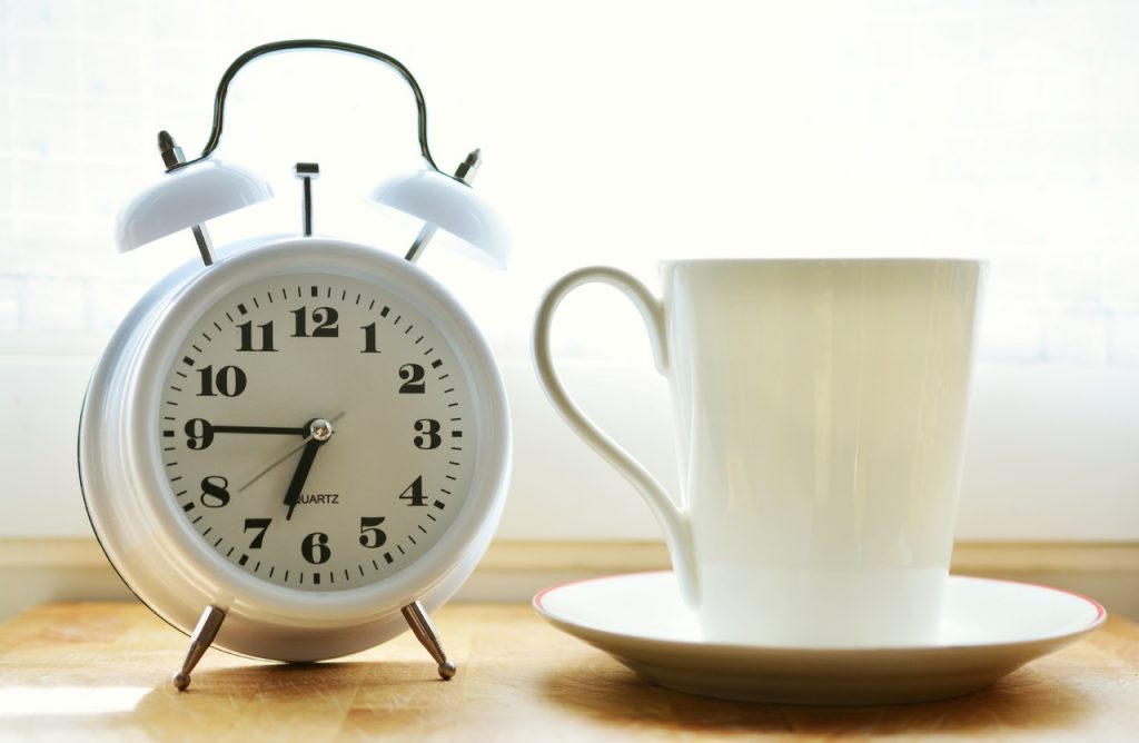 Почему некоторые просыпаются прямо перед тем, как срабатывает будильник?