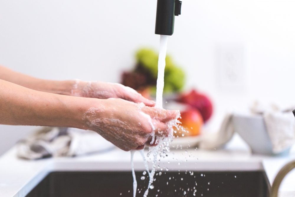 Насколько плохо мыть руки средством для мытья посуды?
