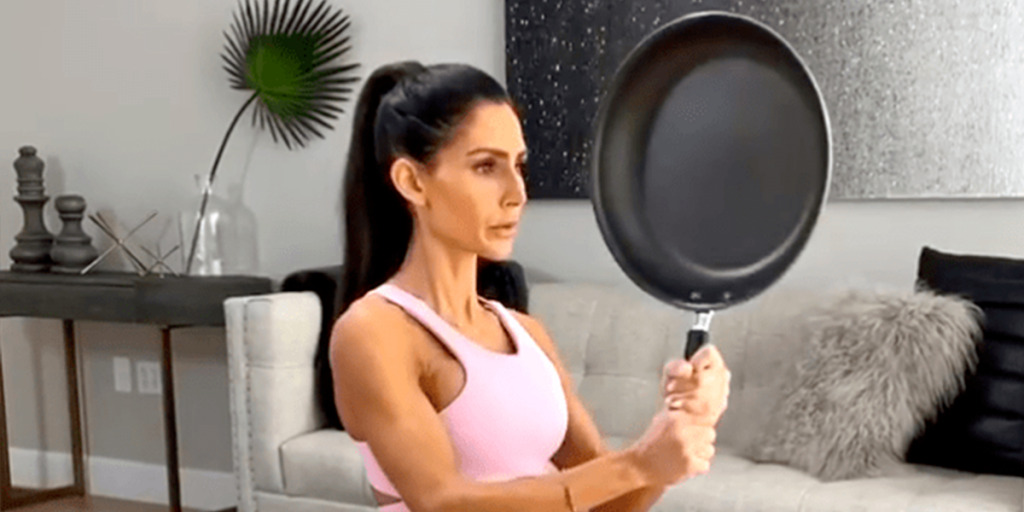Упражнения со сковородкой: домашняя тренировка для улучшения тела