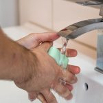 Почему мытьё рук намного лучше и эффективней антисептика?