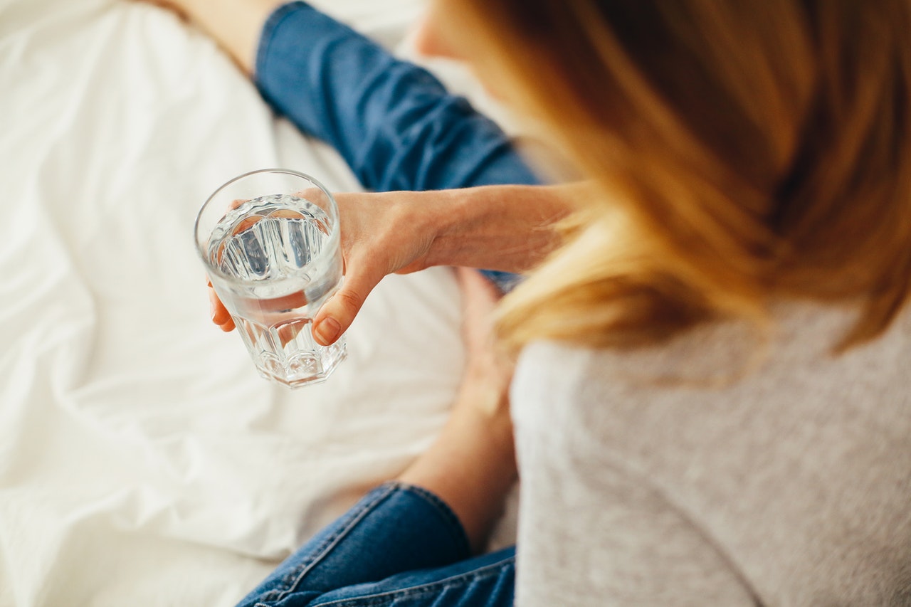 Плохо ли пить воду, если она простояла в стакане всю ночь?