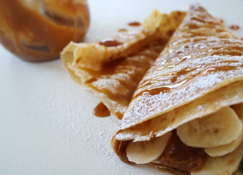 Завтрак-мечта: рецепт блинчиков с карамелью и бананами