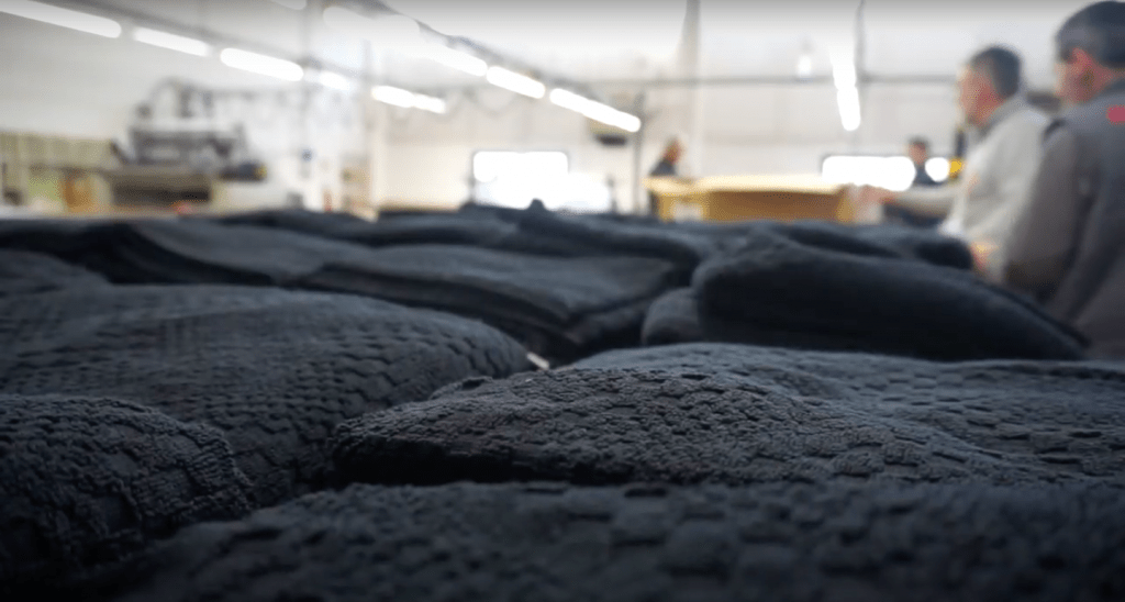 Обучающая серия видео: Marine Serre учат, как создавать ткани из старых вещей
