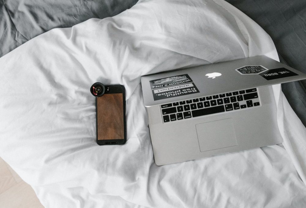Опасно ли спать с телефоном под подушкой?