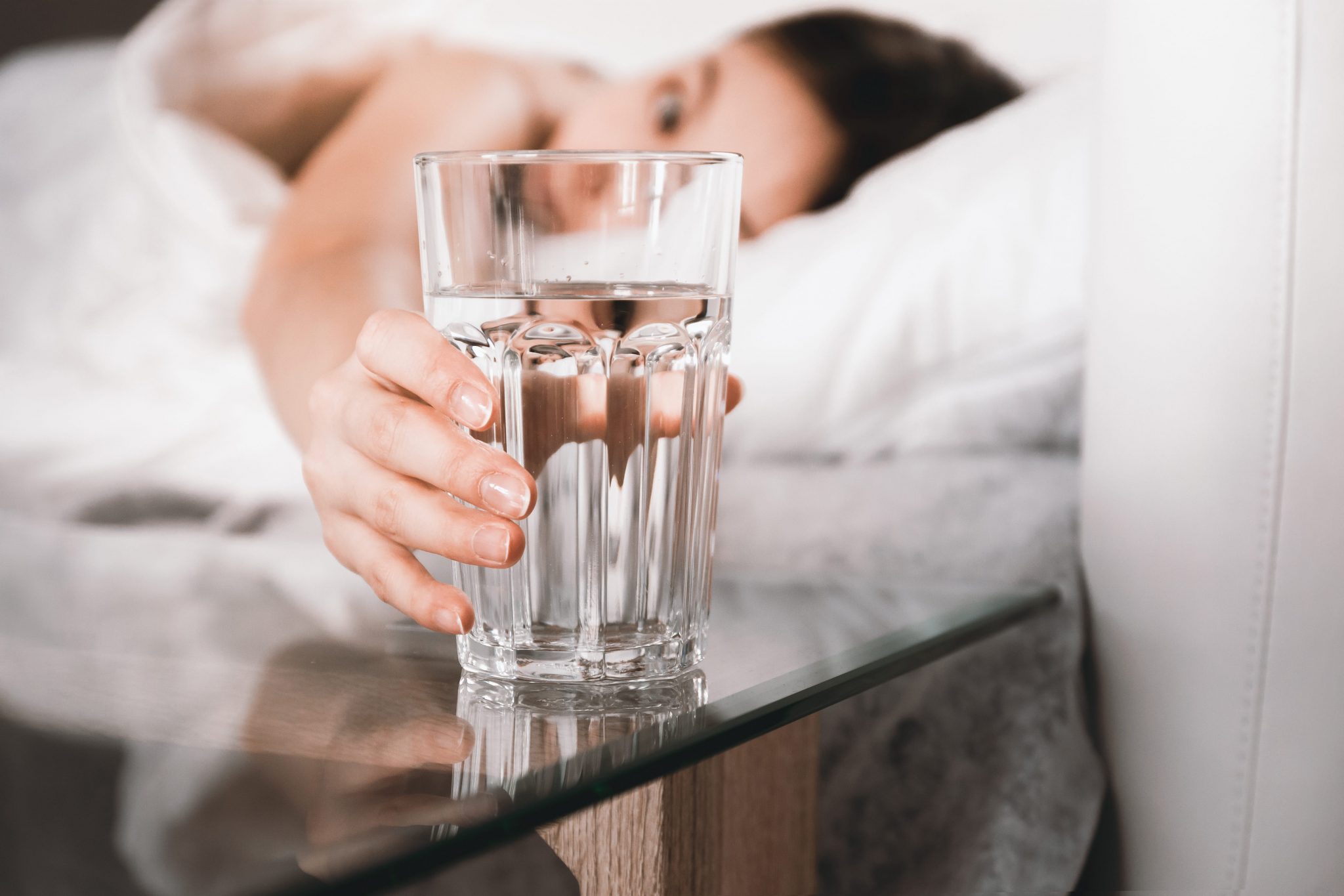 стакан воды на ночь возле кровати