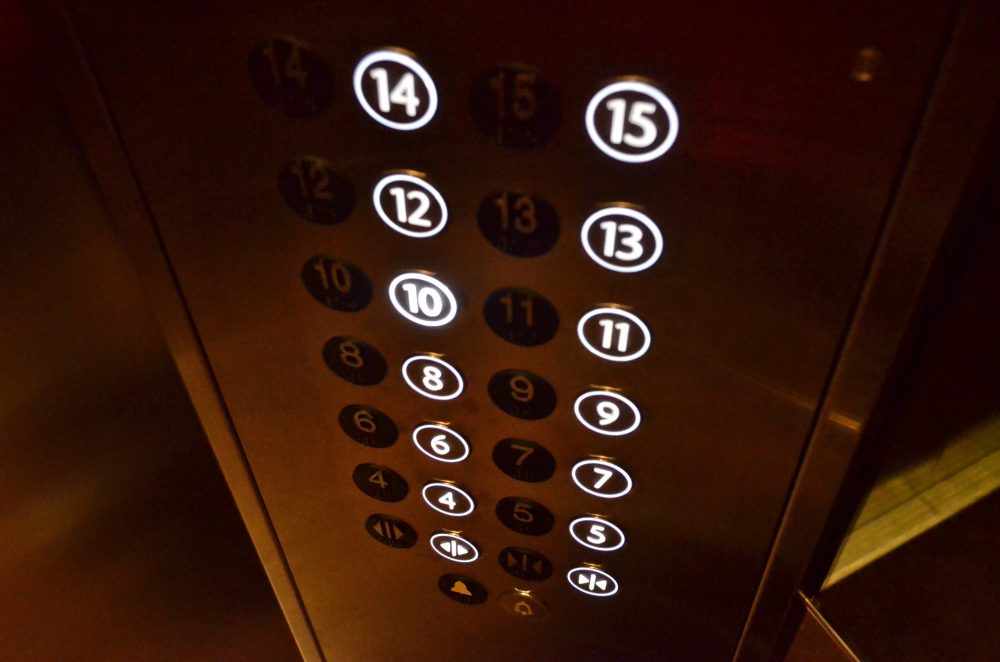 Почему эксперты не советуют сейчас пользоваться даже пустым лифтом?