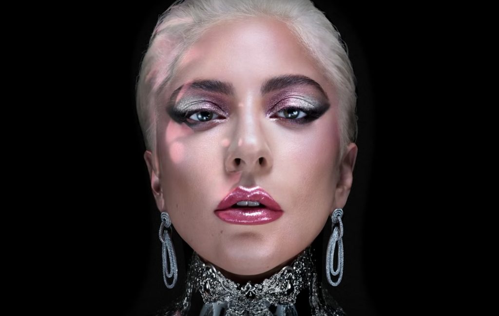 Леди Гага дарит своим поклонникам новые аксессуары