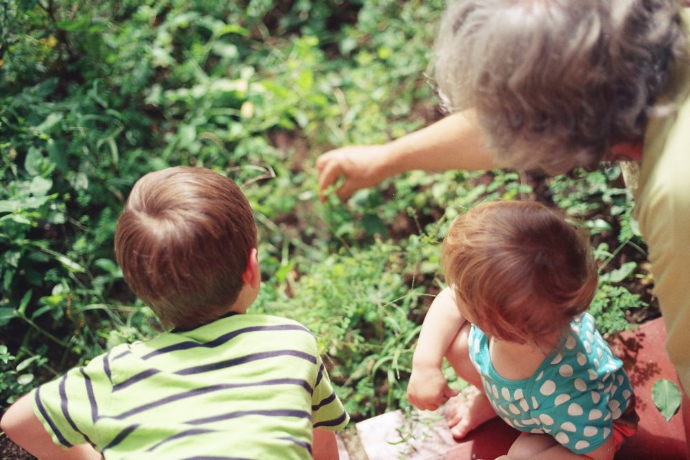 7 вещей, которые не стоит делать бабушкам и дедушкам