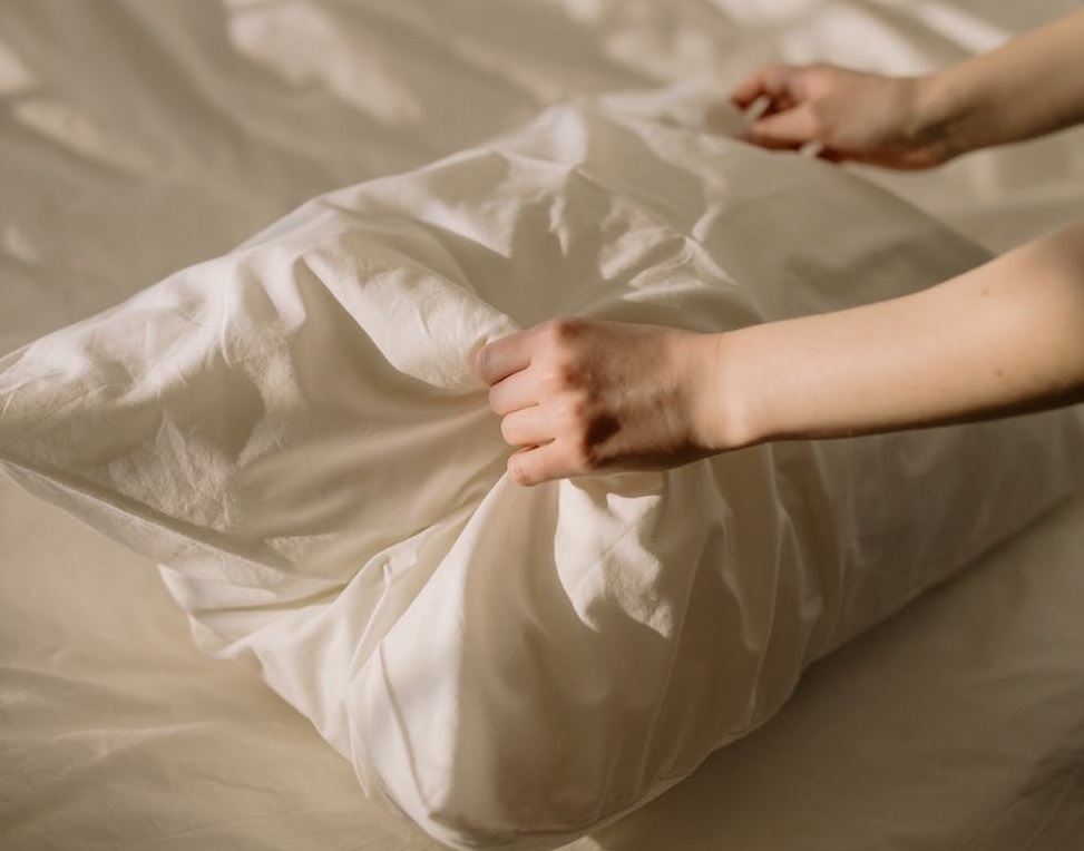Простой лайфхак, как освежить подушку и предотвратить появление в ней пылевых клещей