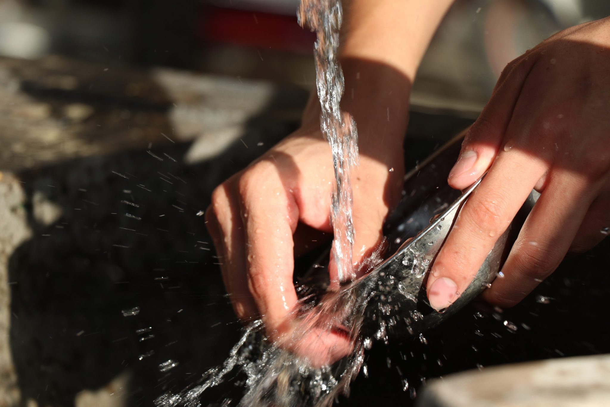 Is being washed. Ледяная вода источник. Мытье посуды в реке. Хлорка для мытья.