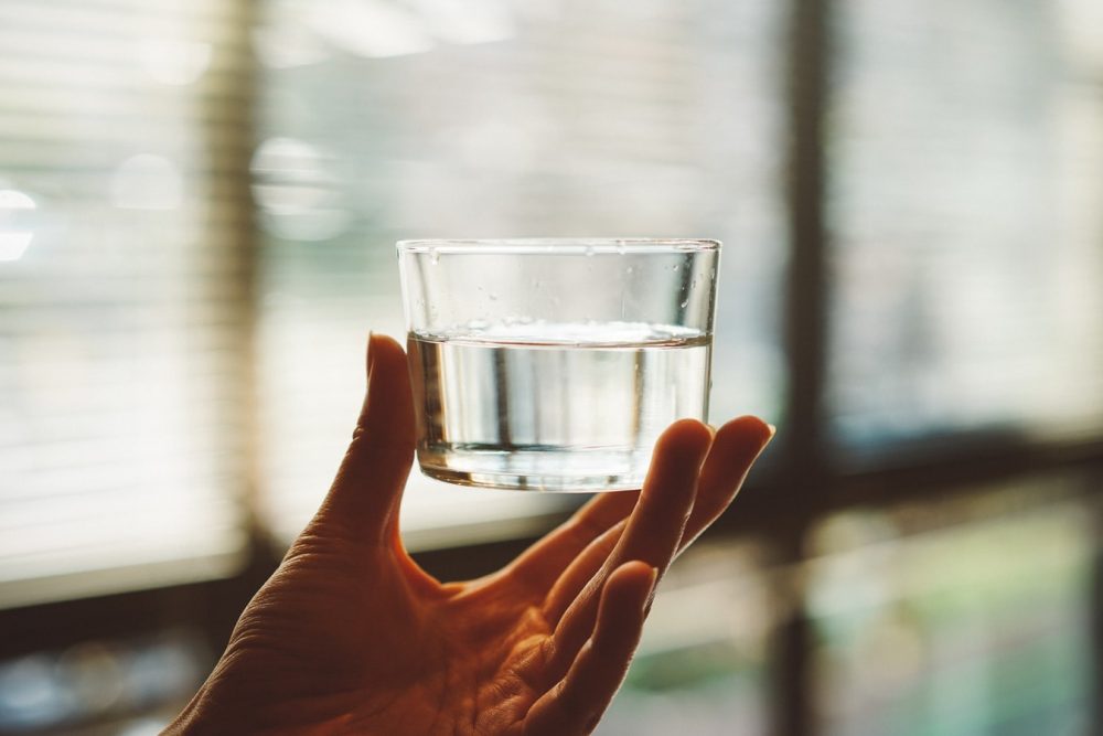 Уберёт ли полоскание водой вирус из горла: ответ доктора Комаровского