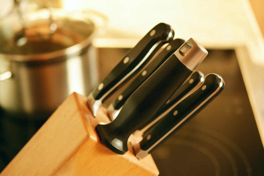 Как почистить подставку для ножей, чтобы на кухне не появилась плесень