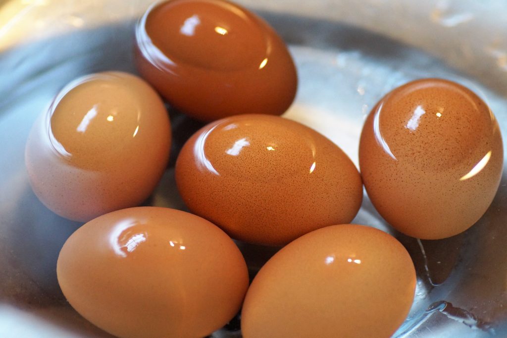 Как проверить яйца на свежесть: быстрый трюк со стаканом