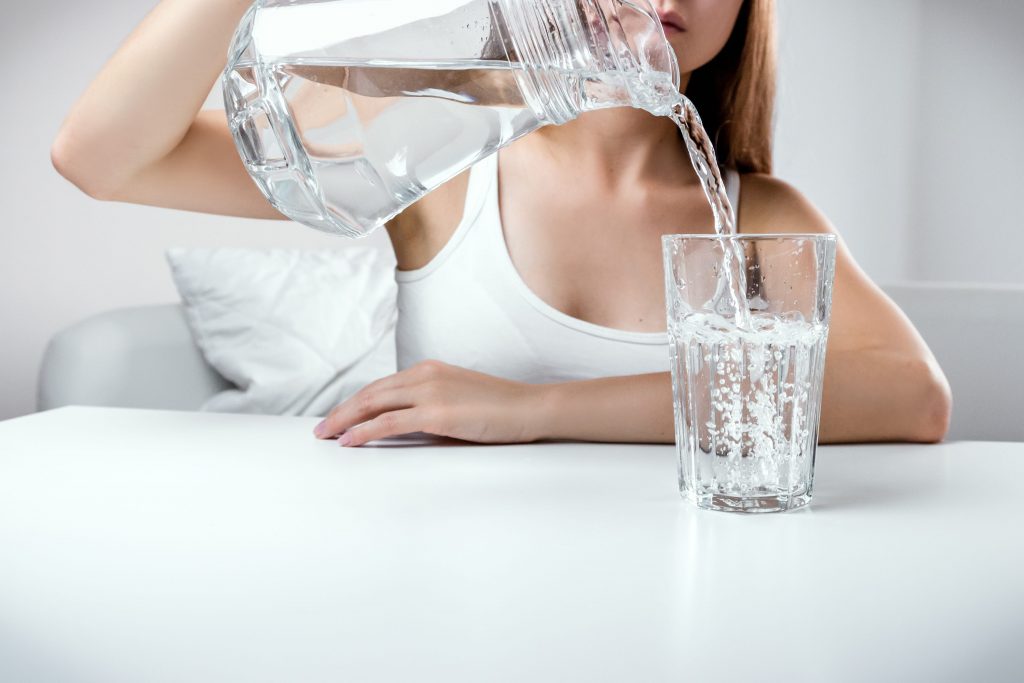 Почему нельзя заставлять себя выпивать 8 стаканов воды в день?