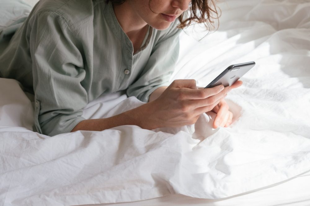 Неожиданные причины, почему спать с телефоном опасно для здоровья
