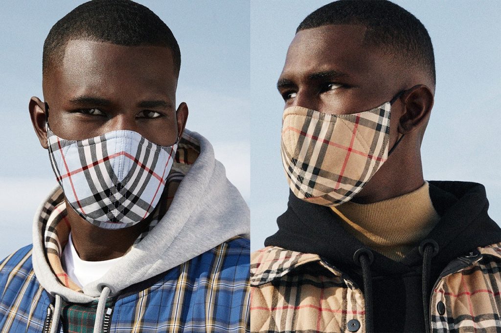Стильная защита: Burberry показывают модные защитные маски с принтами
