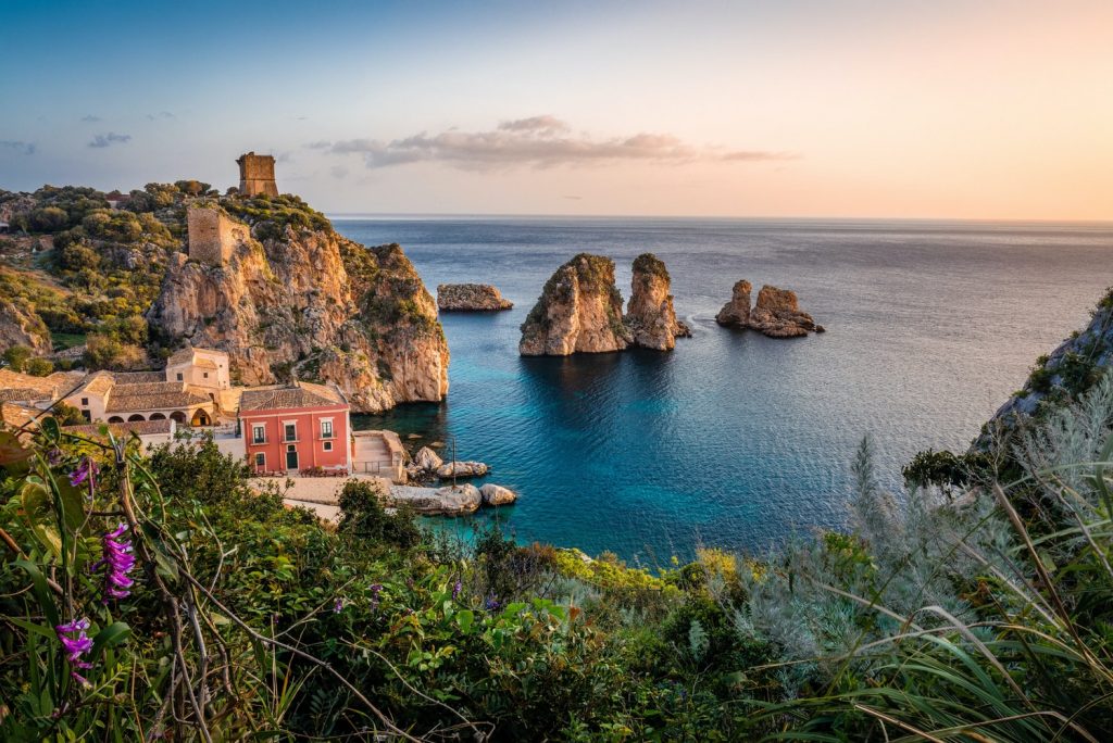 Не только Сицилия: 5 потрясающих мест, готовых заплатить, если вы туда переедете