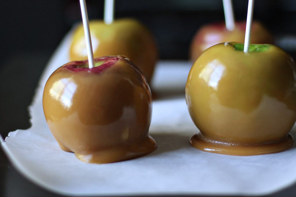 Идеальное угощение на Хэллоуин – рецепт карамельных яблок в шоколаде