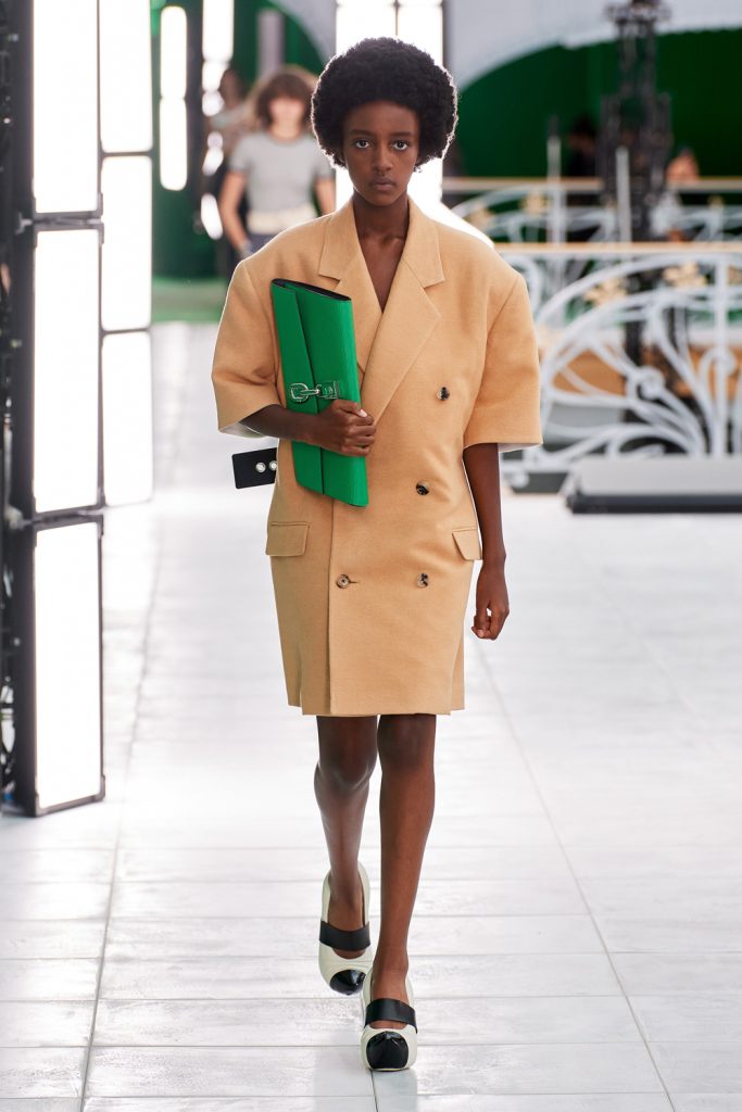 Блестящие костюмы и яркие принты: что показали Louis Vuitton на Неделе моды в Париже
