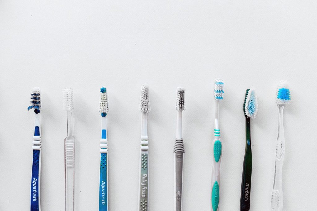 Как часто нужно менять зубную щетку, по мнению стоматологов