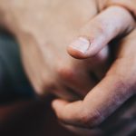 «Безобидные» симптомы на ногтях, которые указывают на аутоиммунное заболевание
