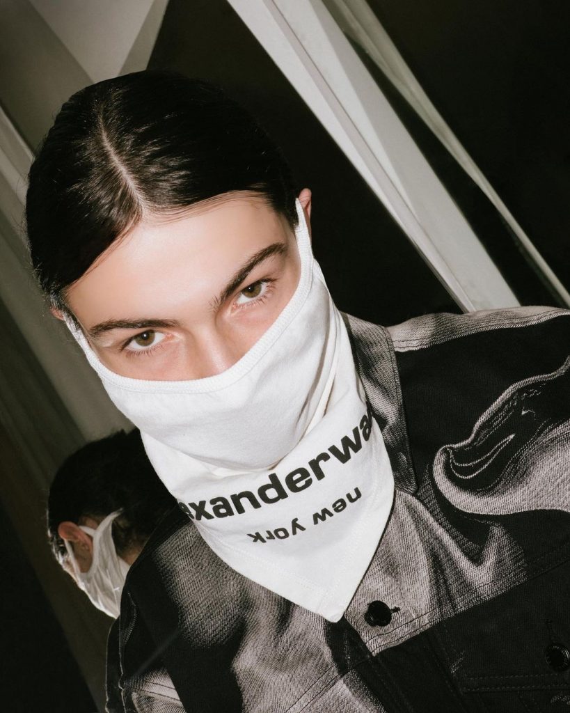 Защищаемся стильно: Alexander Wang выпустили банданы, которые можно носить вместо масок