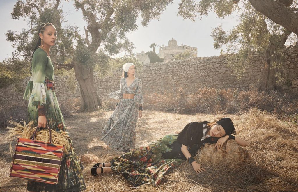 Воздушные платья и корсеты: смотрите круизную коллекцию от Dior