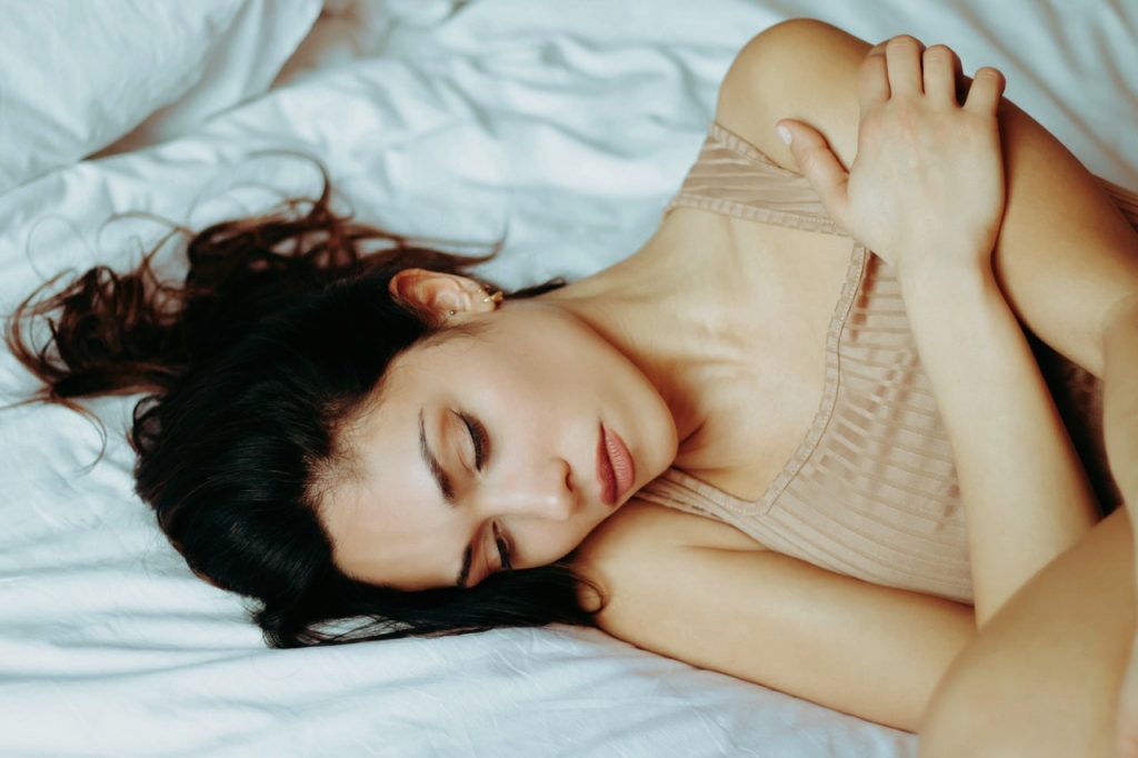 Худшая поза для сна, которая подвергает риску все важные органы в теле