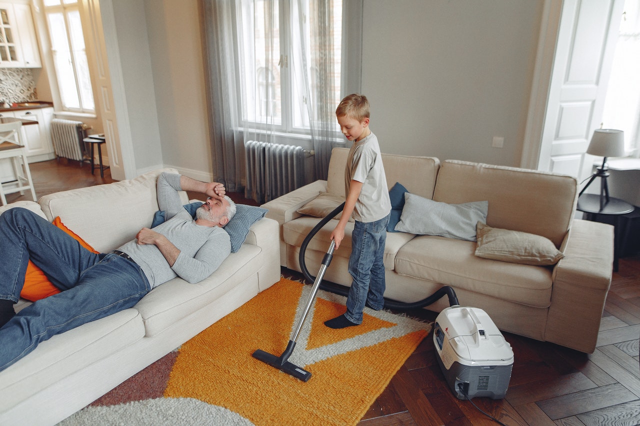 Соответствующие возрасту обязанности по дому, которые могут выполнять ваши дети