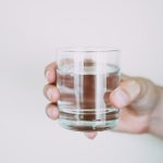 Правда ли, что нужно пить стакан воды перед тем, как идти в душ (и зачем)