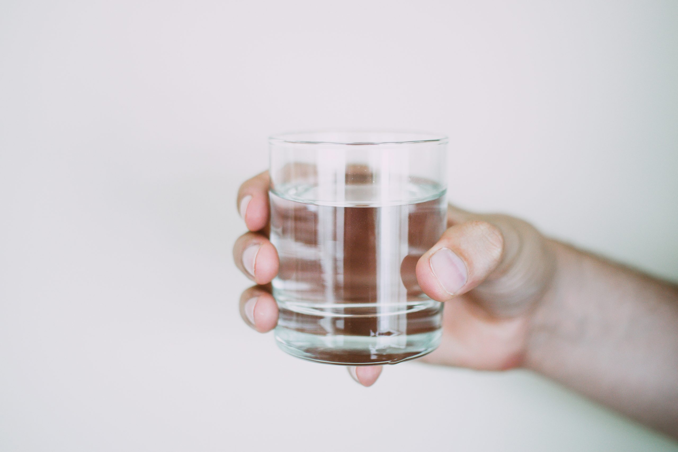 Правда ли, что нужно пить стакан воды перед тем, как идти в душ (и зачем)
