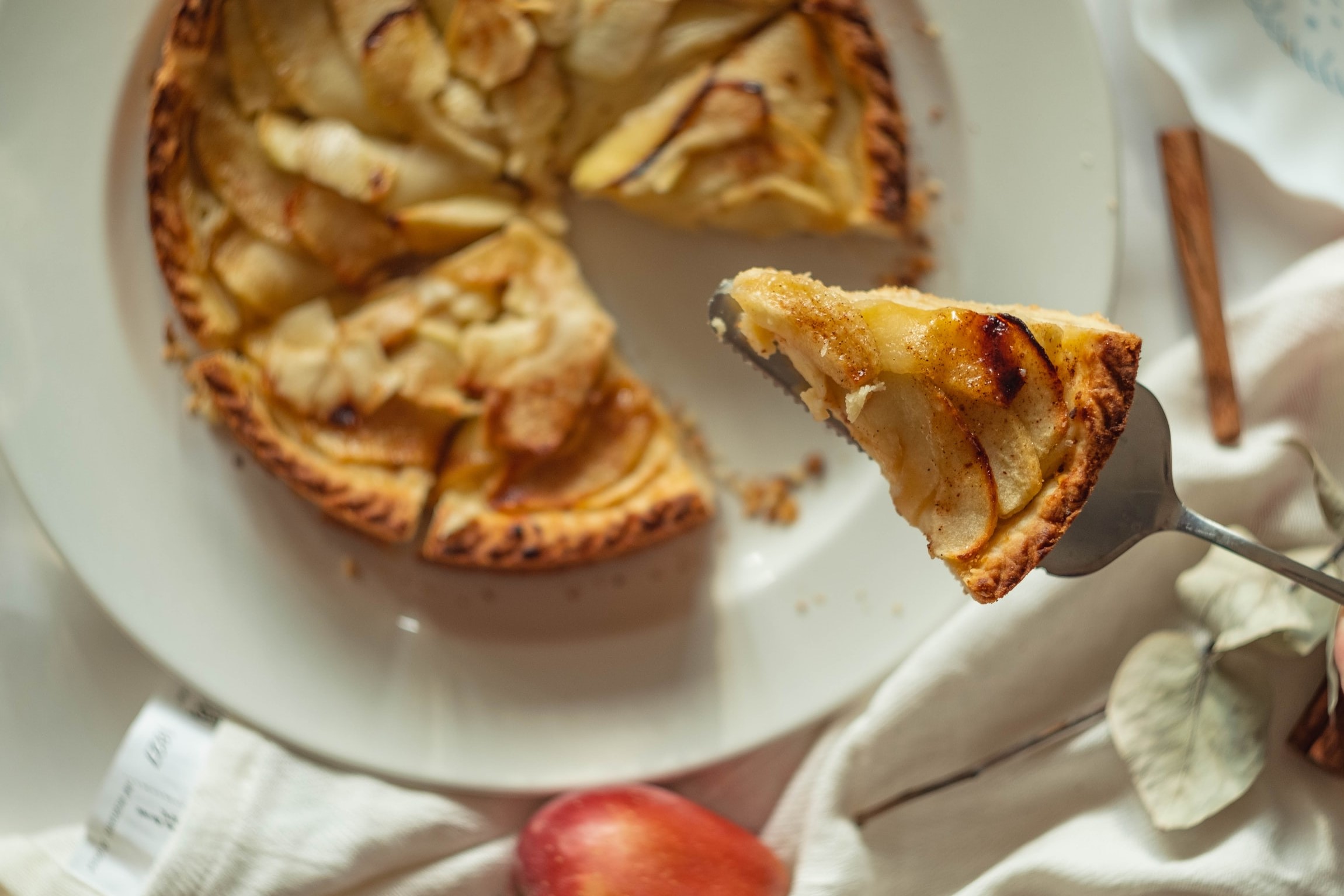 Как приготовить яблочный пирог дома: простой рецепт для осеннего сезона